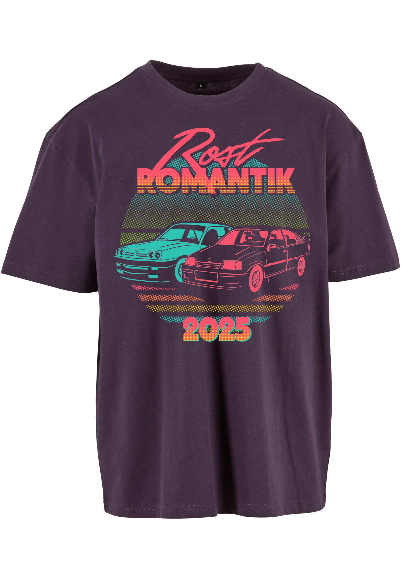 „Gruppe von Menschen trägt den offiziellen Rostromantik 2025 T-Shirt in Bordeauxrot mit Siebdruck vor Oldtimern.“